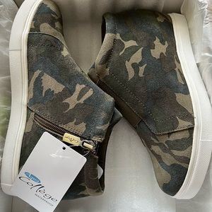 Aqua College Camo Suede Glady Waterproof Sneakers, Sz 7.5